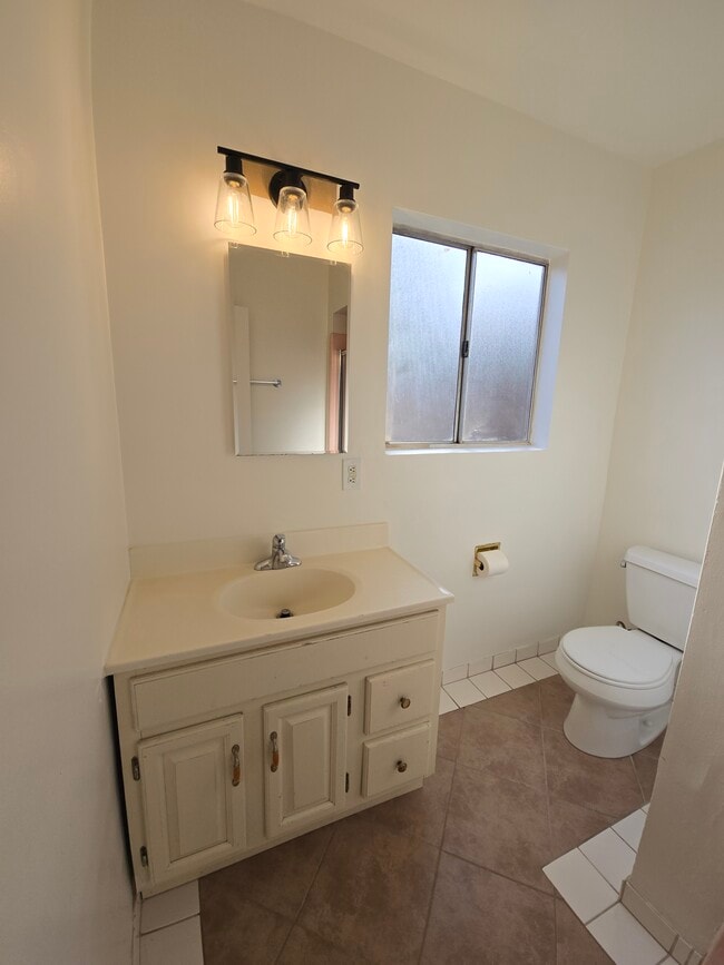 mbr bath - 7637 N Claybeck Ave
