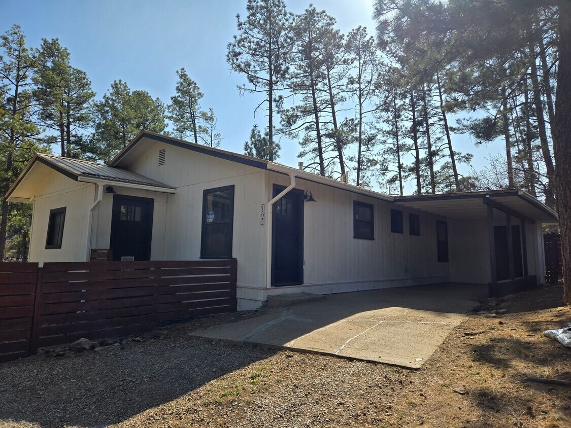 Primary Photo - Pet Friendly Three Bedroom Home **Move In ...