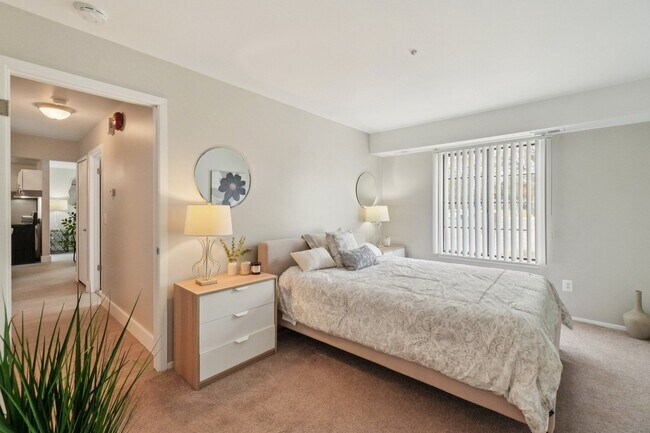 Los tranquilos dormitorios ofrecen amplio espacio para conjuntos de dormitorio completos y toques personales, operados profesionalmente por Highlands Vista Group. - Bainbridge Park