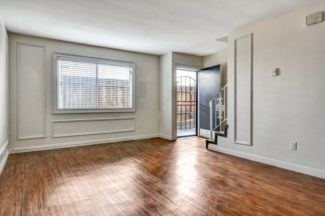 Foto del edificio - 4304 E 5th St