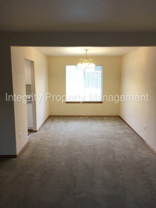 Building Photo - 4 BEDROOM IN A GREAT LOCATION!