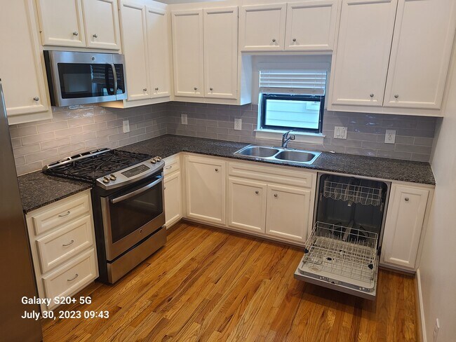 Foto del edificio - 2710 Hullsmith Dr