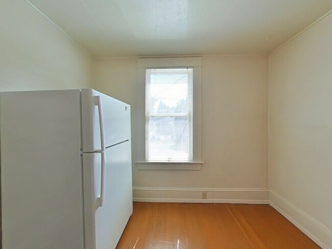 Foto del edificio - 1 Bedroom Tri-Plex ~ Close to Campus ~ Cat...