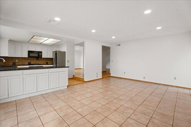 Foto del edificio - Updated 4-Bedroom with Pool and Bonus Loft...