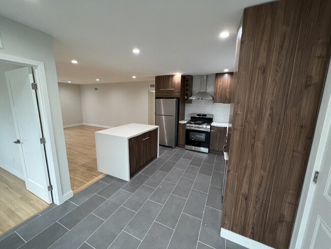 Building Photo - Modern Pet-Friendly Hawthorne Home With Ga...