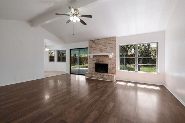 Foto del edificio - Cozy Retreat with Fireplace, Fresh Paint & Stylish Flooring