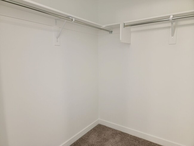 Building Photo - 4 Bed 2.5 Bathroom Townhouse