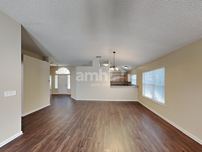 Building Photo - 6118 Alpenrose Ave