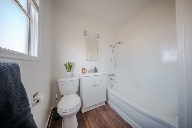 Foto del edificio - 1887 Locust Ave