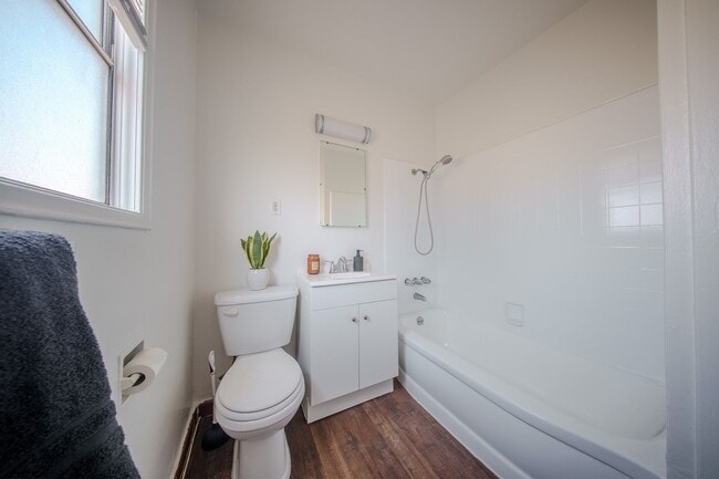 Building Photo - 1887 Locust Ave