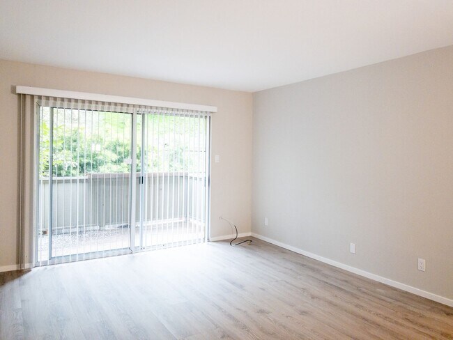 Foto del edificio - 2BD 1BA Renovated Unit! Parking! Storage! ...
