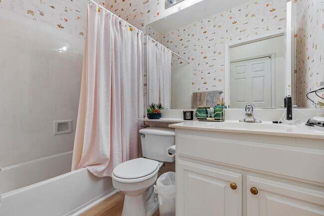 Foto del edificio - CHARMING 2 BEDROOM & 2 BATHROOM DUET! LOVE...