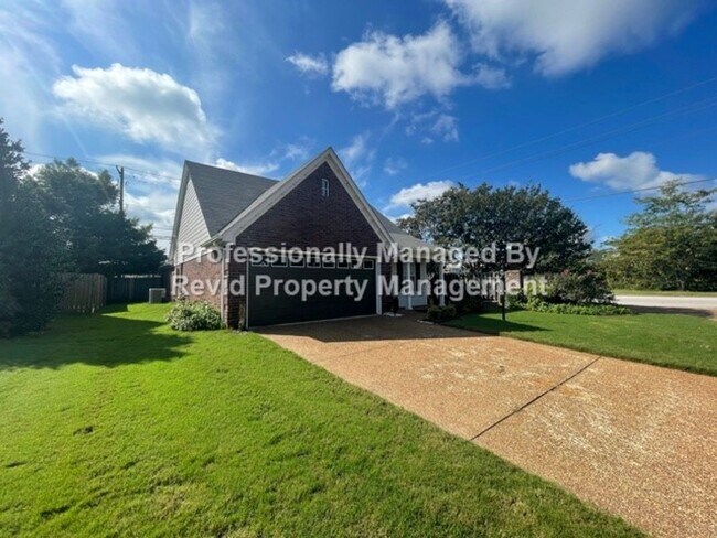 Building Photo - Wonderful 3 Bed 2 Bath Home with Screened ...