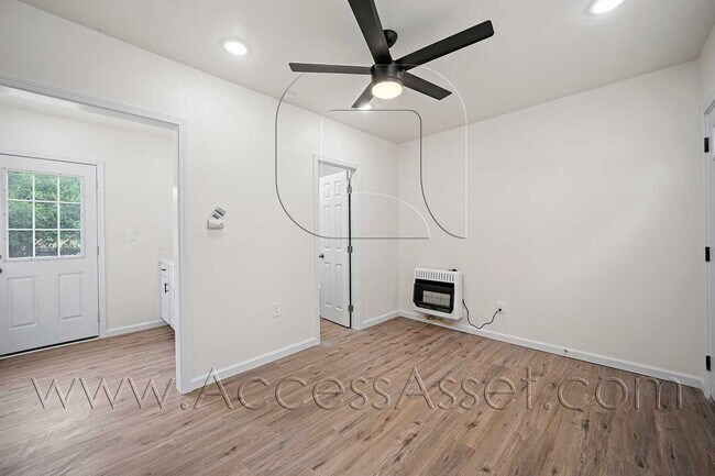 Building Photo - Charming And Peaceful 1 Bed/1 Bath Cottage...