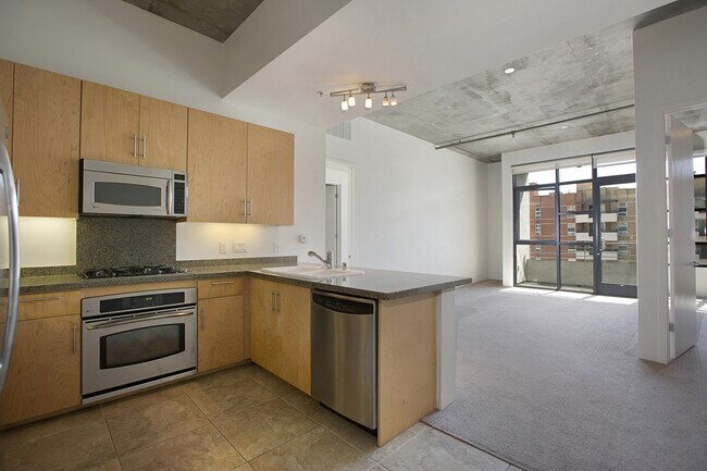 Foto del edificio - NEW FLOORS! Spacious 2 Bedroom 2 Bathroom ...
