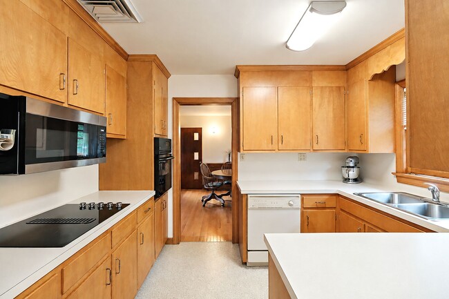 Building Photo - 919 Maple St