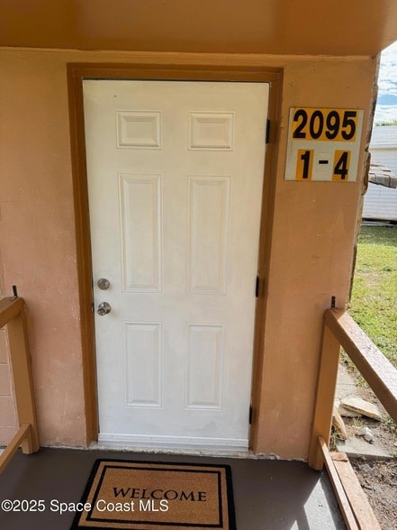 Foto del edificio - 2095 Pineapple Ave