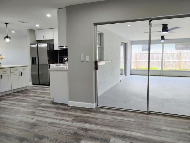 Foto del edificio - Annual Unfurnished 3 Bedroom 2 Bath Single...