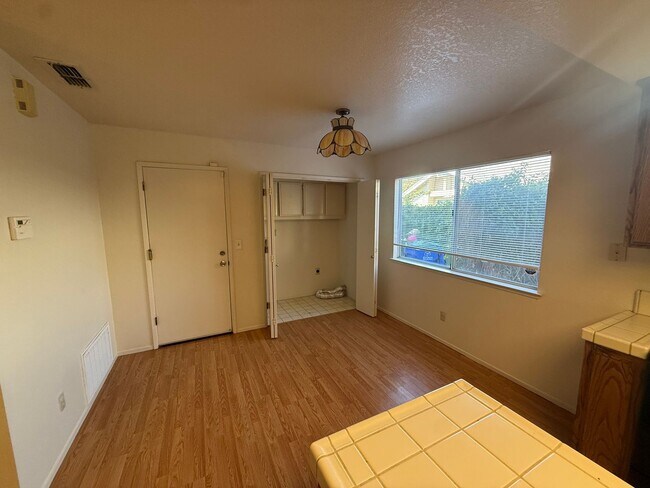 Foto del edificio - 7007 Sutherland Way