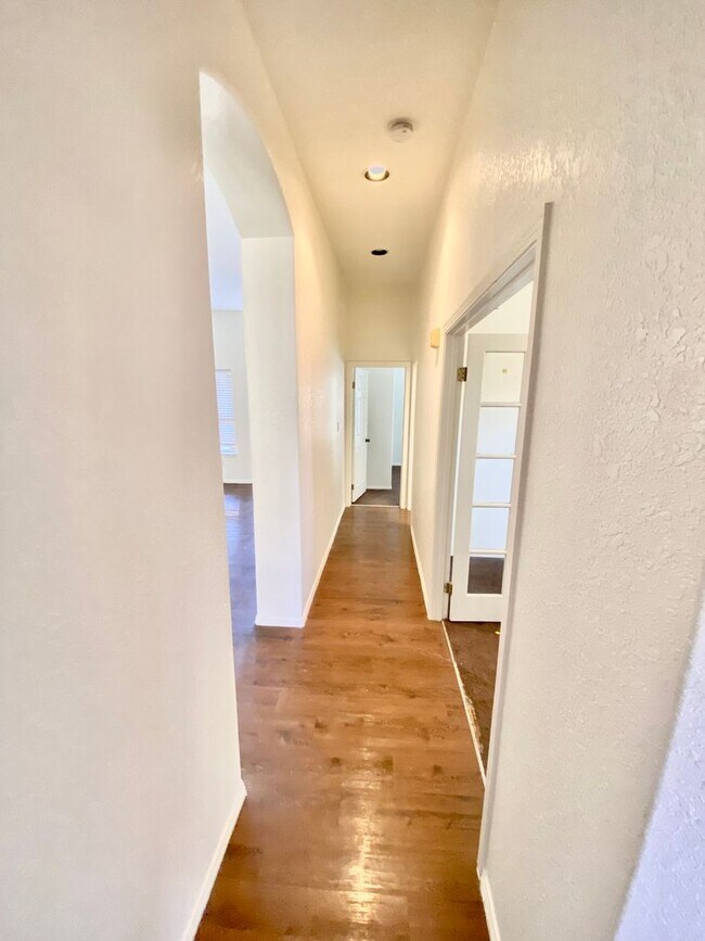 Foto del edificio - Make yourself at home in this delightful Bakersfield Single-family home, with 3 bedrooms + studio...