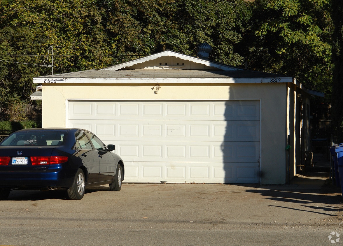 Building Photo - 8806-8812 Nye Rd
