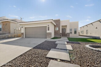 Building Photo - 320 S Manzanita Dr