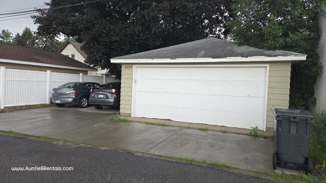 Foto del edificio - 2BR/1BA Duplex in NE Minneapolis 8/1 move in