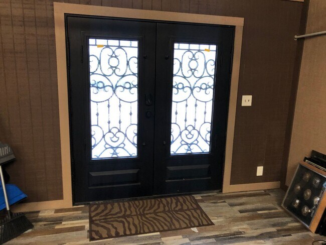 Building Photo - Bring your horse!! Come enjoy the wood bur...