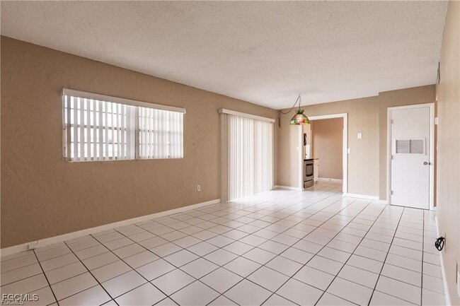 Building Photo - 4923 Vincennes Ct