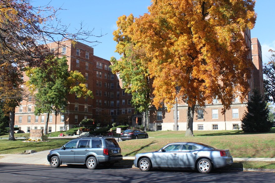 Oakwood Manor Apartments Rentals - Grand Rapids, MI | Apartments.com Oakwood Manor Apartments Rentals - Grand Rapids, MI | Apartments.com
