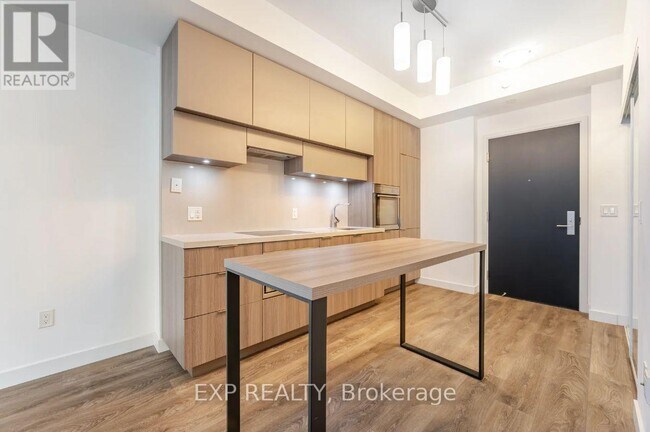 Photo du bâtiment - 8 Eglinton Ave E