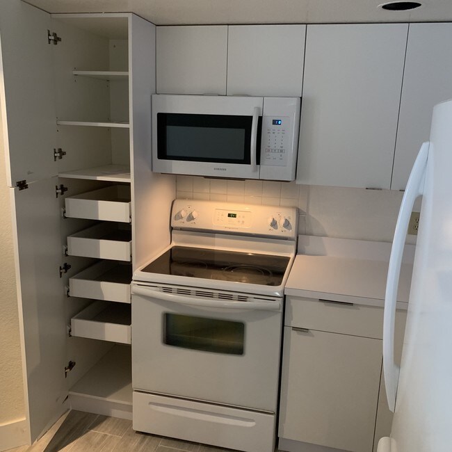 Kitchen - 643 Vista Isles Dr