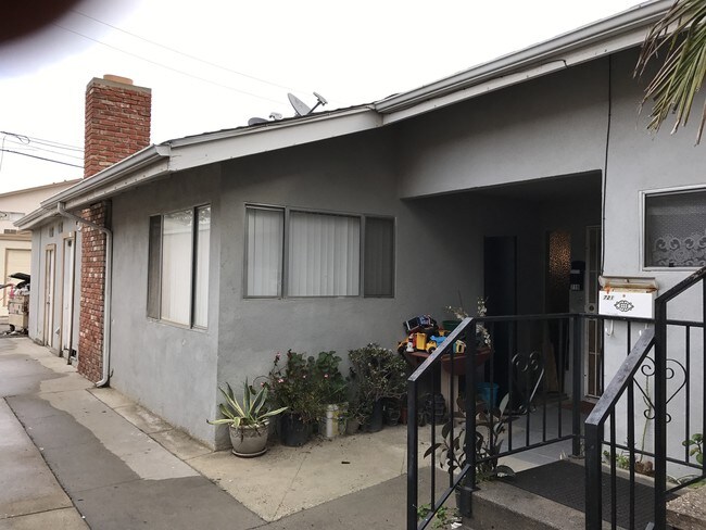 Building Photo - 717-721 Ivywood Dr
