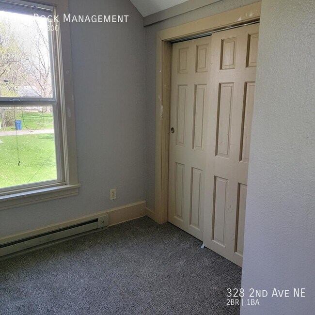 Foto del edificio - 328 2nd Ave NE
