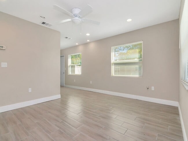 Stunning Newly Renovated 3-Bedroom, 2-Bath Duplex in Prime Bradenton Location! - Stunning Newly Renovated 3-Bedroom, 2-Bath Duplex in Prime Bradenton Location! House