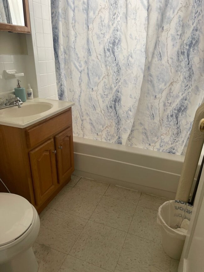 July 1 Studio No Fee Students Ok Heat HW Inc No FEE Laundry Close to BU and Green lins - July 1 Studio No Fee Students Ok  Heat HW Inc No FEE Laundry Close to BU and Green lins House