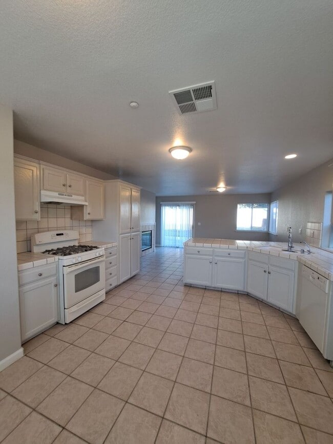 Building Photo - Move-In Special: First Month Free—Don’t Mi...