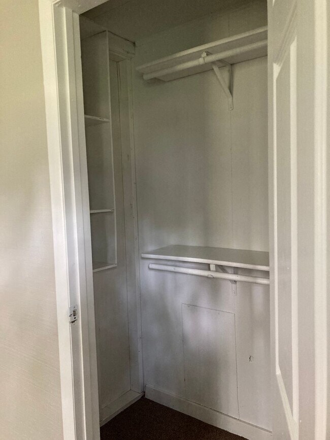 Building Photo - Spacious 3 bedroom 2 bath house