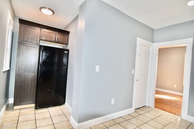 Building Photo - 3 br, 1 bath Triplex - 21 Treadway Rd Apt 1