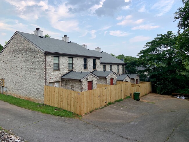 Building Photo - 2 Bedroom Townhouse with Patio