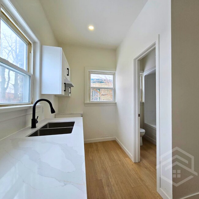 Photo du bâtiment - 1-Bedroom Loft Available in London!!