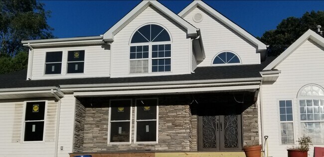 Foto del edificio - 16 Frost Valley Rd