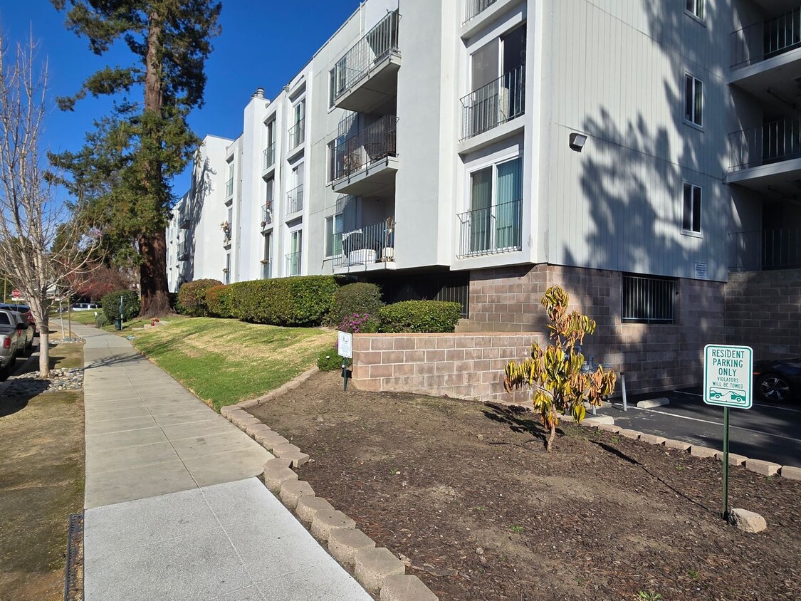 Foto principal - Remodeled Top Floor Condo, Gated Complex, ...