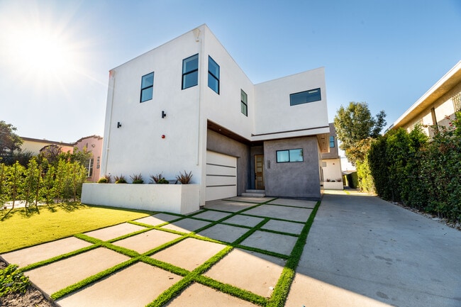 Photo - 1805 S Longwood Ave Townhome