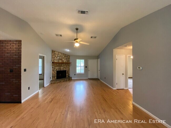 Building Photo - Centrally located in Navarre.