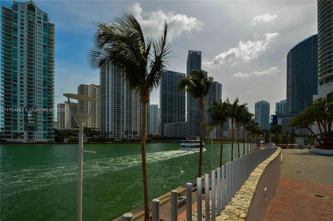 Foto del edificio - 325 S Biscayne Blvd