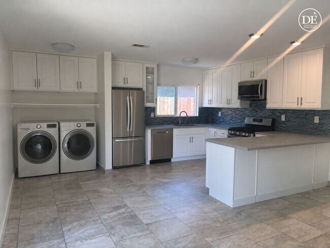 Foto del edificio - 10547 Hayvenhurst Ave