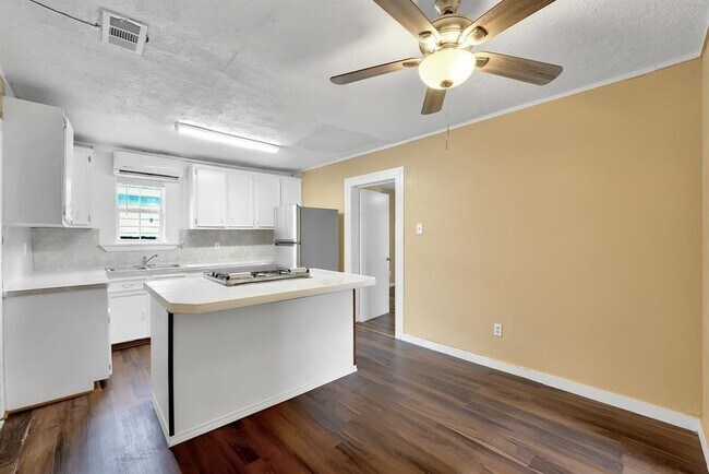 Building Photo - 1219 Tarley St