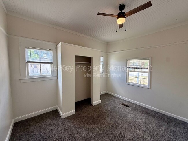 Building Photo - 302 Raynor St
