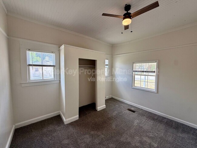 Foto del edificio - 302 Raynor St